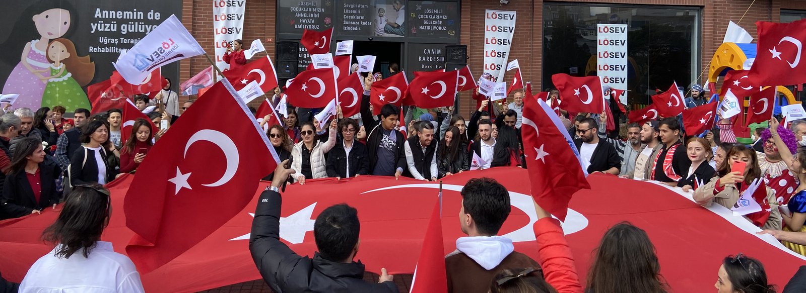 LÖsev,29 ekim cumhuriyet’in ilanının 99. yılını ankara başta olmak üzere 9 ildecoşkuyla kutladı. İstanbul’daki cumhuriyet kortejine onlarca gönüllü, aile ve genç katıldı (1)