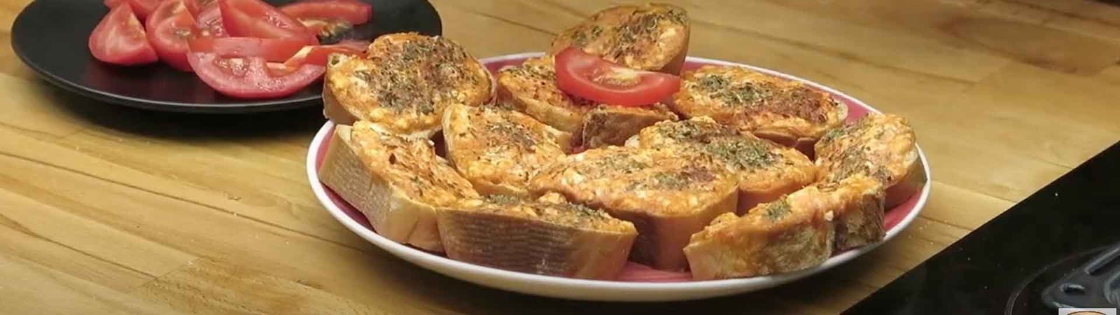 Salçalı Ekmek Kanepesi – Bayat Ekmek Yemekleri