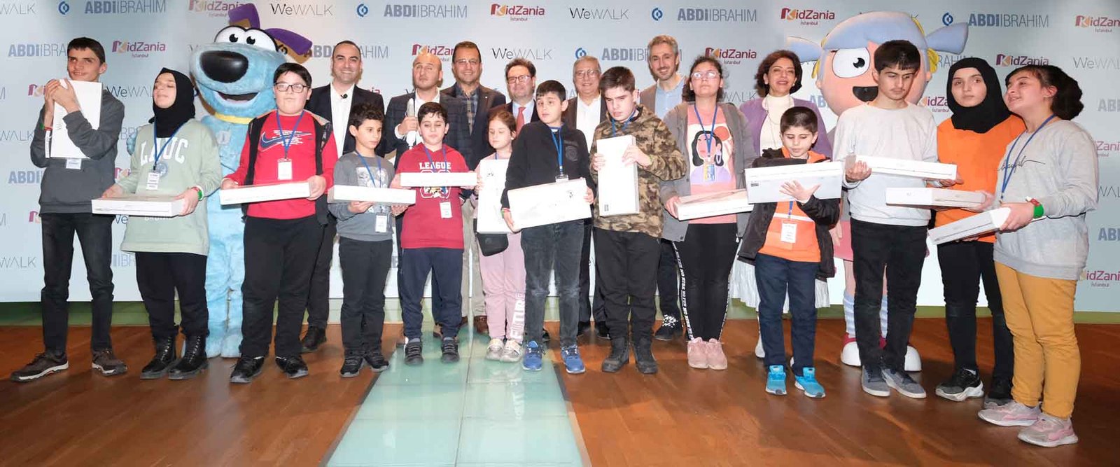 Abdi İbrahim 110 görme engelli öğrenciye akıllı baston 1