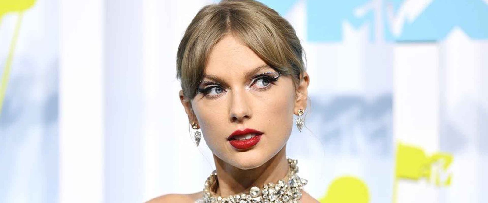 Taylor Swift, The 1975’in Londra konserinde beklenmedik bir şekilde sahne aldı.
