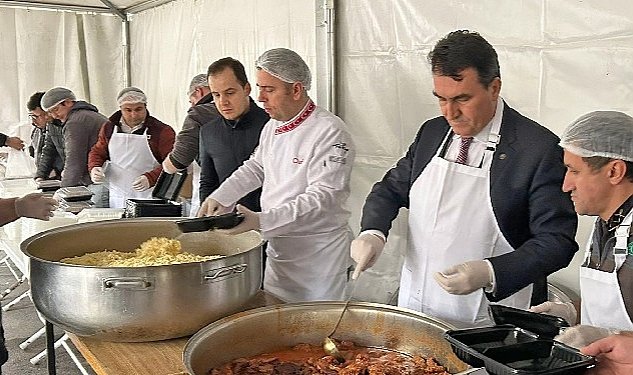 Baskan dundar vatandaslara iftar yemegi dagitti 9495.jpg