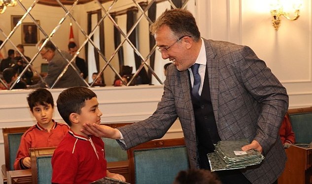 Baskan savran minik ziyaretcilerine belediyeciligi anlatti 7247.jpg