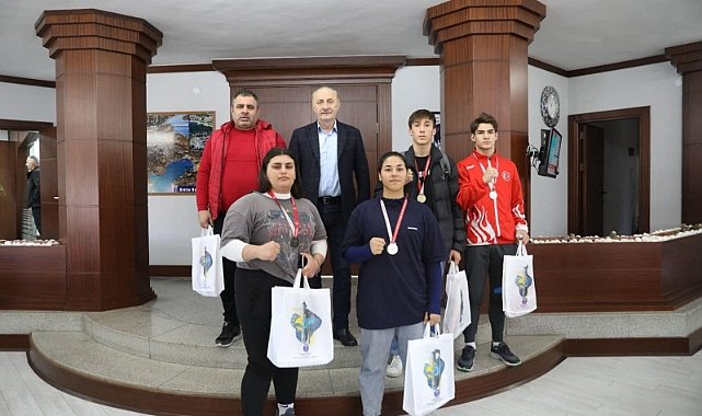 Sampiyon boksorlerden baskan atabay a ziyaret 7796.jpg