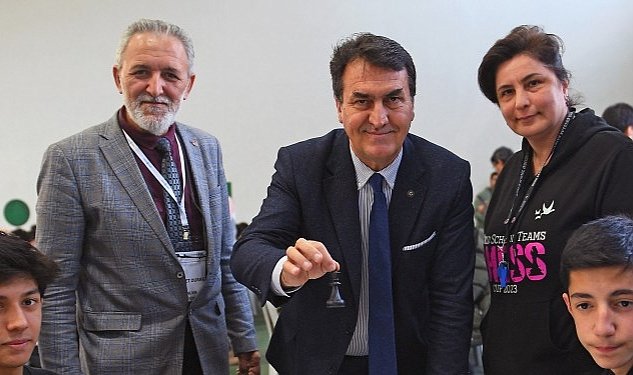 Satranc turnuvasinda ilk hamle dundar dan 9990.jpg