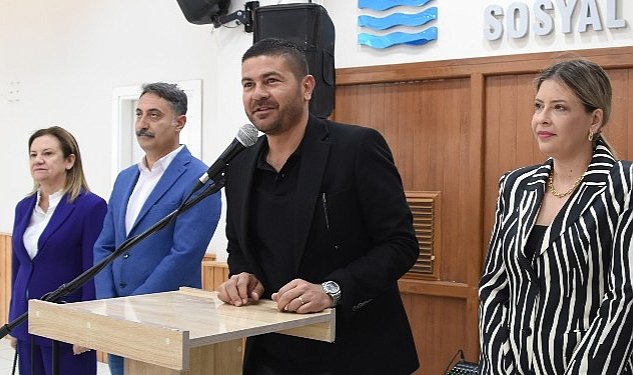 Foca belediye baskani fatih gurbuz belediye calisanlarinin ramazan bayrami ni kutladi 1911.jpg