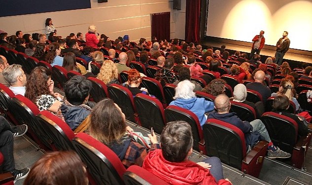 Karanlik gece nilufer de izleyici ile bulustu 1380.jpg