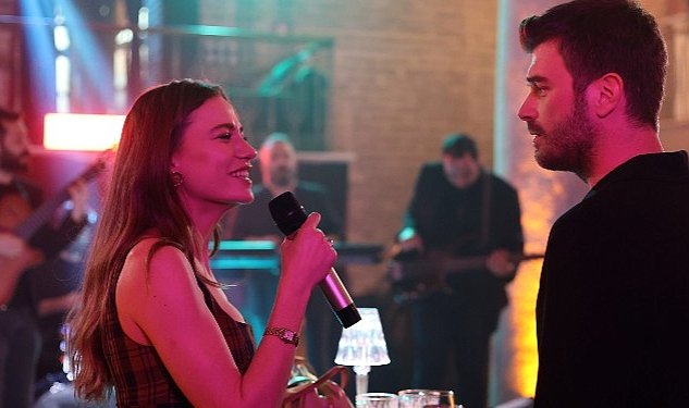 Serenay sarikaya aile de sarki soyledigi sahneyle sosyal medyayi sarsti 5059.jpg