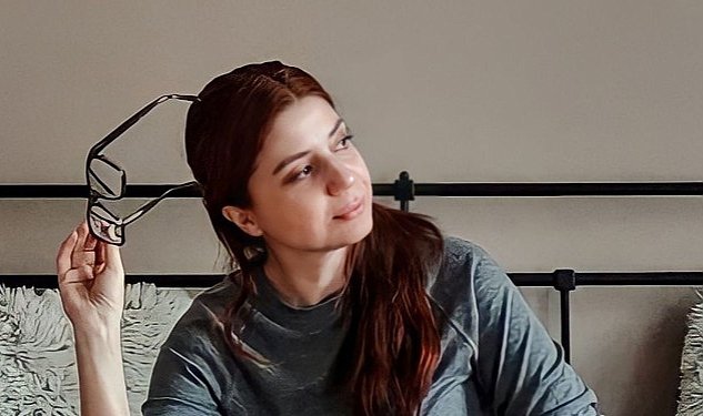 Son yillarda adindan sikca soz edilen figuratif yapitlarinda birey zaman toplum konulariyla dikkat ceken sanatci sevinc ciftci ayni elma yeni dunya solo sergisi ile 6 27 mayis 2023 tarihlerinde galeri diani de 3299.jpg