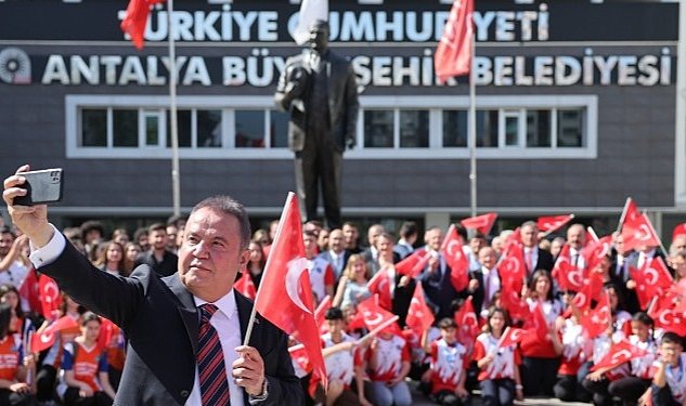 Antalya buyuksehir belediye baskani muhittin bocek ataturk anitina celenk sundu 8769.jpg