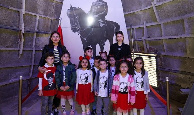 Ataturk maski ndaki sergiye miniklerden ziyaret 3339.jpg