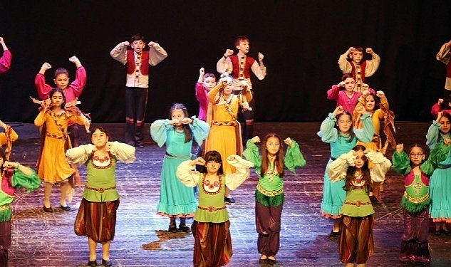Kucukcekmece de halk oyunlari festivali ne buyuk ilgi 3804.jpg