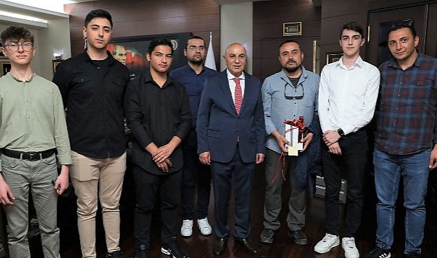 Robot yarismasini kazanan gebcler odullerini 19 mayis ta aldi 2131.jpg