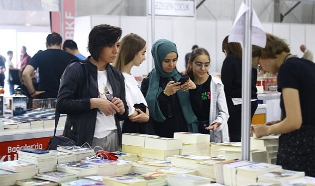 Bagcilar kitap fuari nda depremzedeler icin bi bana bi malatya ya kitap kampanyasi 2634.jpg