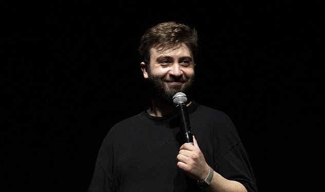 Baturay ozdemir biraz daha stand up gosterisi ile haziran ayi boyunca sahnede 8090.jpg