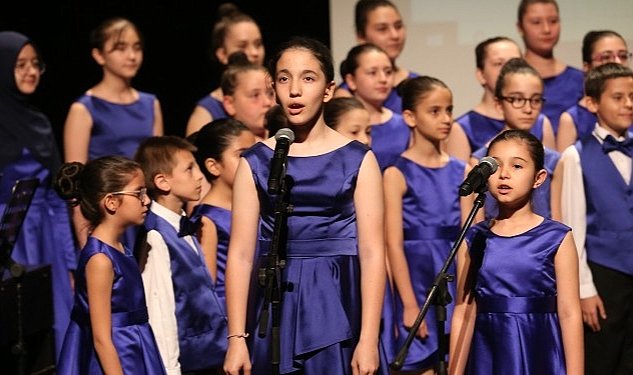 Cocuk ve genclik korolari performanslariyla alkis aldi 1970.jpg
