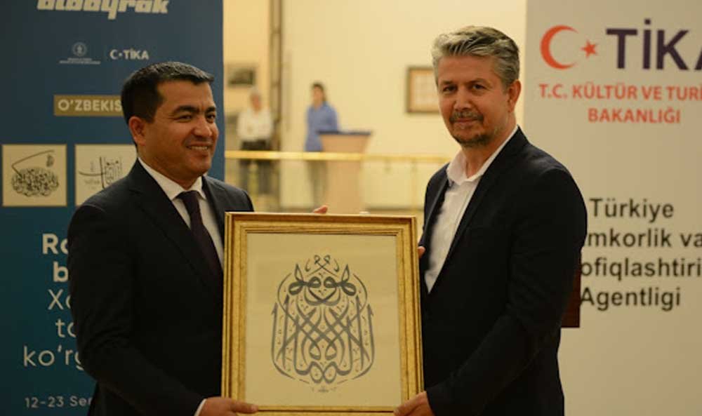 Albayrak Grubu ve TİKA İş Birliğiyle Özbekistan da Hat Eserleri Sergisi (9)