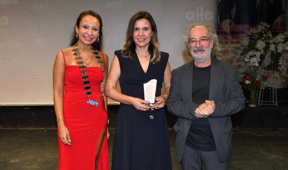 Nur Sarpdere Tat, Cumhuriyet 100. Yıl Marşı Beste Yarışması Nda Birincilik Kazandı (2)