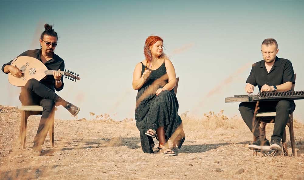 Grup Kehribar ın Yeni Şarkısı Deli Kız Türk Müziğine Yenilik Getiriyor!