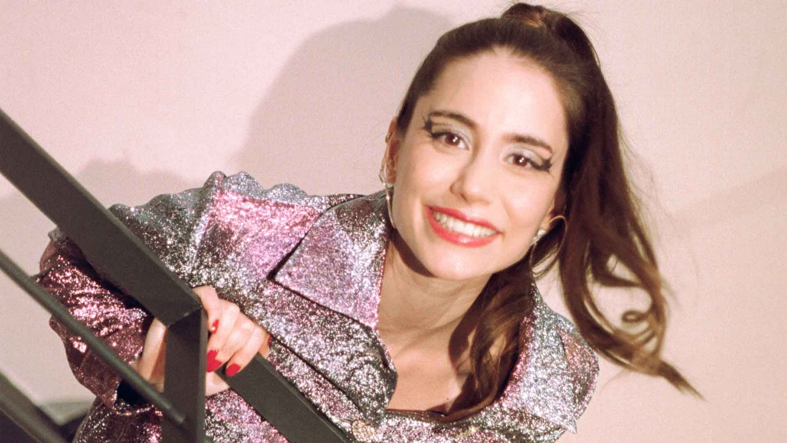 Sena İris'in Kendine Özgü Tarzı 'kirpiklerine Kadar' Şarkısıyla Dinleyicileri Büyülüyor (2)