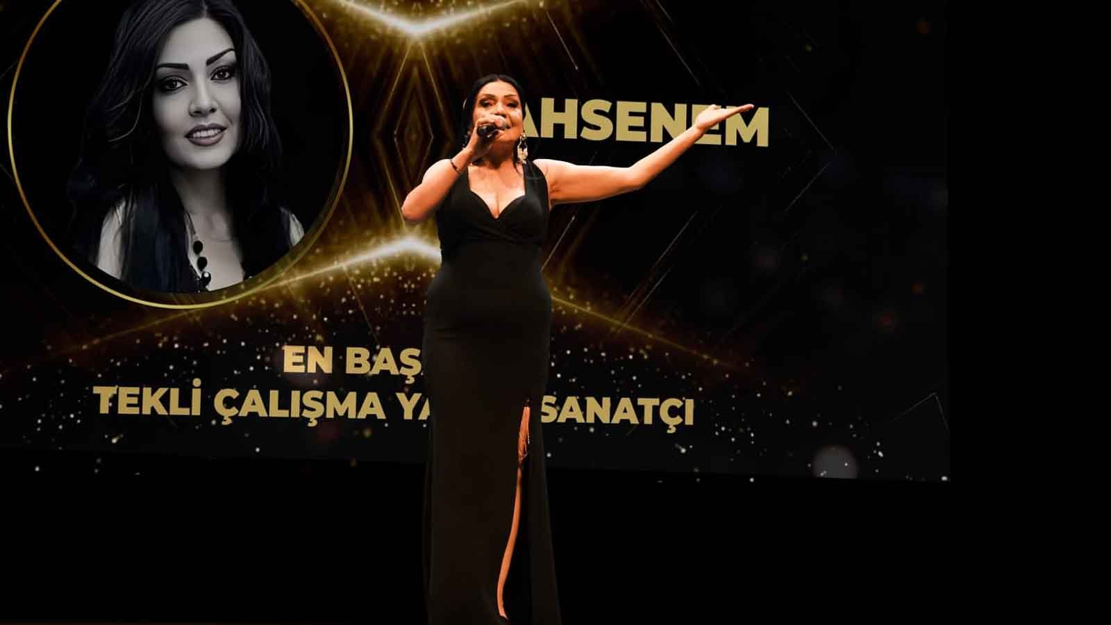 Şahsenem Bu Ödülü Sevenlerim Adına Alıyorum