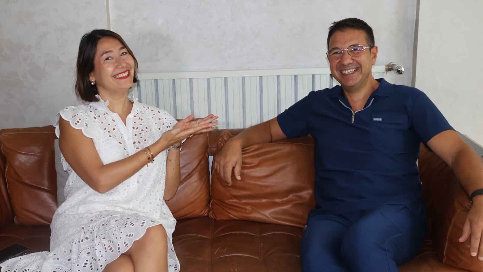 Yavuz İpçi “mutluluğun en güzel sembollerinden biri gülmektir. biz de gülüşleri güzelleştirmeye çalışıyoruz.” Özge zeki mutluluğun İzindeki sohbetler (2)