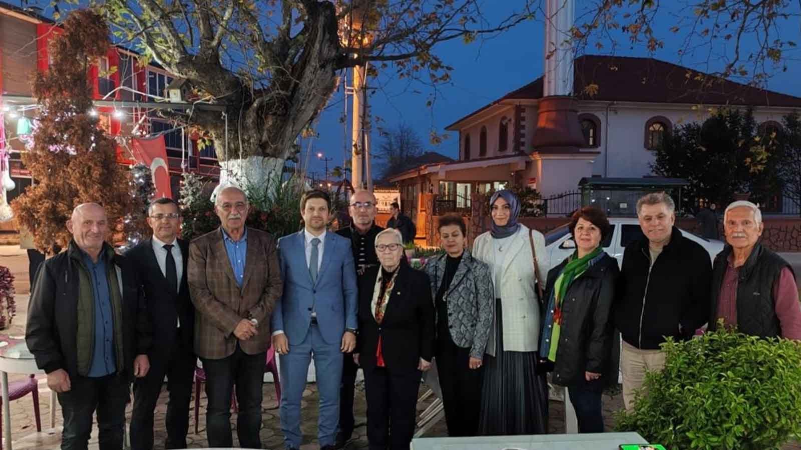 Öğretmenlerini sosyal medyadan 53 yıl sonra buldular, Türk Bayrağı ile karşıladılar (1)
