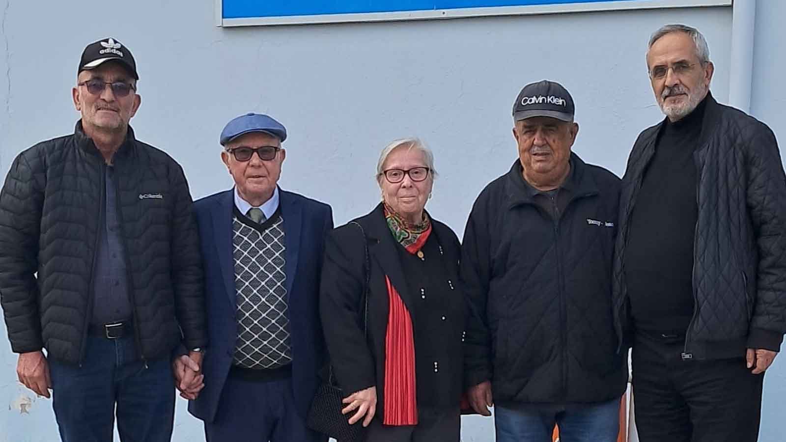 Öğretmenlerini sosyal medyadan 53 yıl sonra buldular, Türk Bayrağı ile karşıladılar (2)