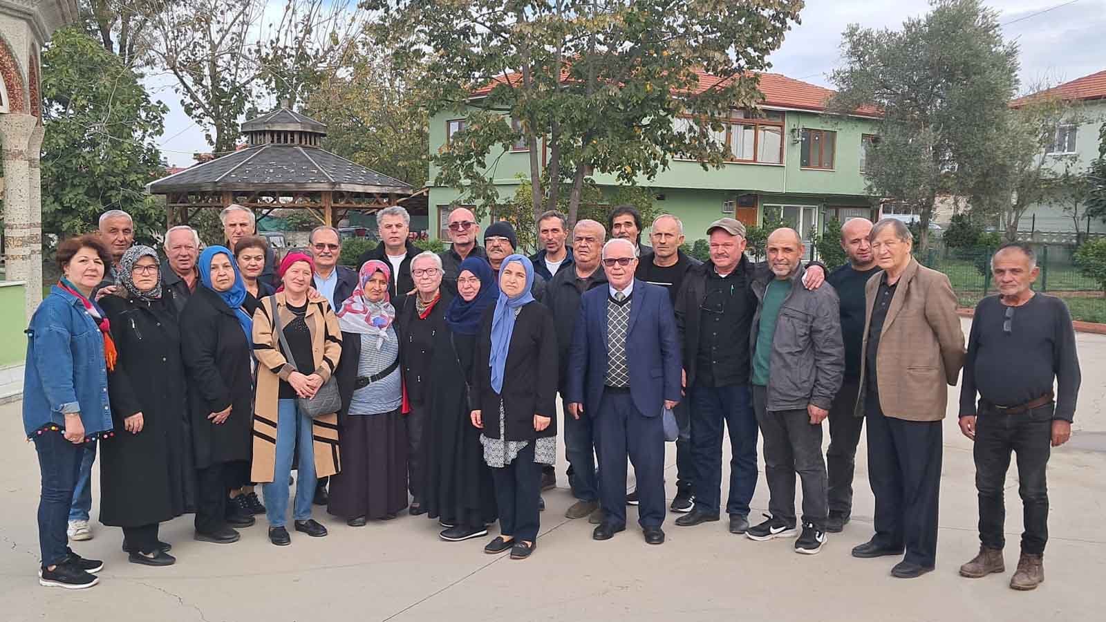 Öğretmenlerini sosyal medyadan 53 yıl sonra buldular, Türk Bayrağı ile karşıladılar (3)