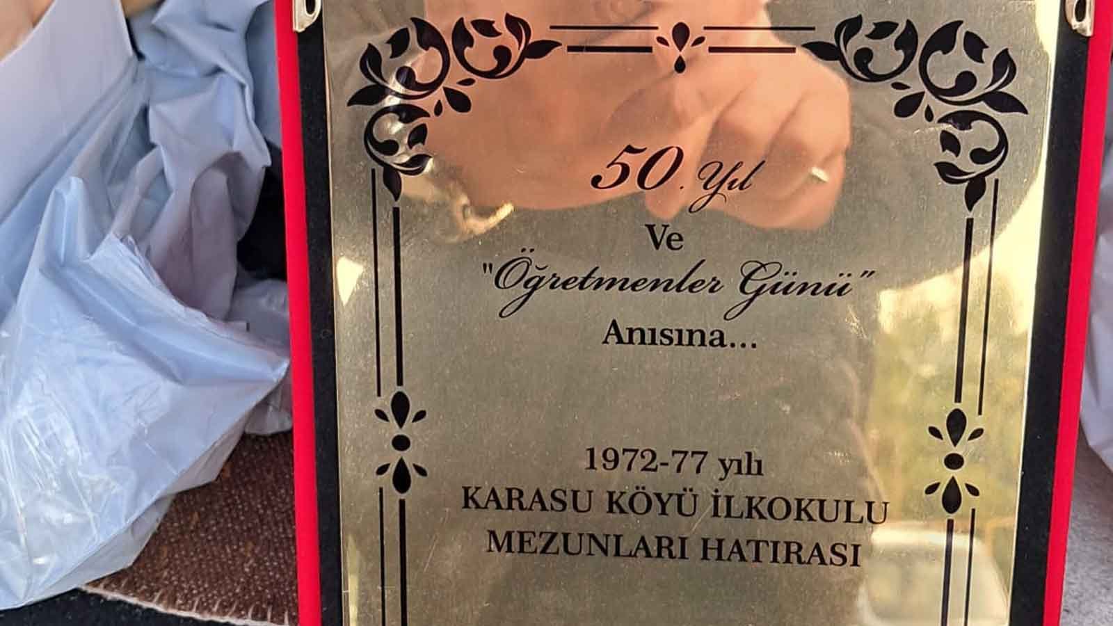 Öğretmenlerini sosyal medyadan 53 yıl sonra buldular, Türk Bayrağı ile karşıladılar (4)