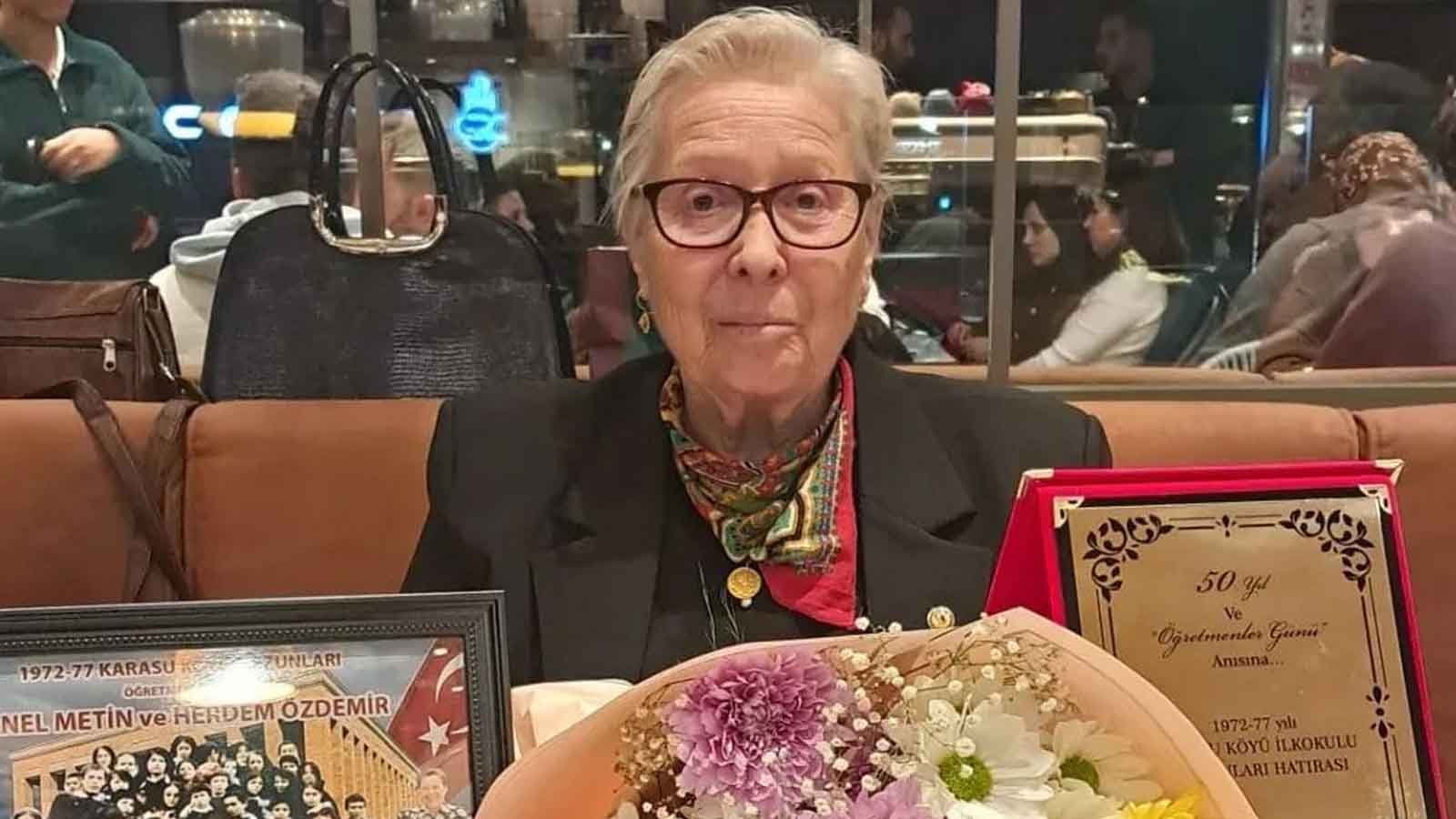 Öğretmenlerini sosyal medyadan 53 yıl sonra buldular, Türk Bayrağı ile karşıladılar (5)