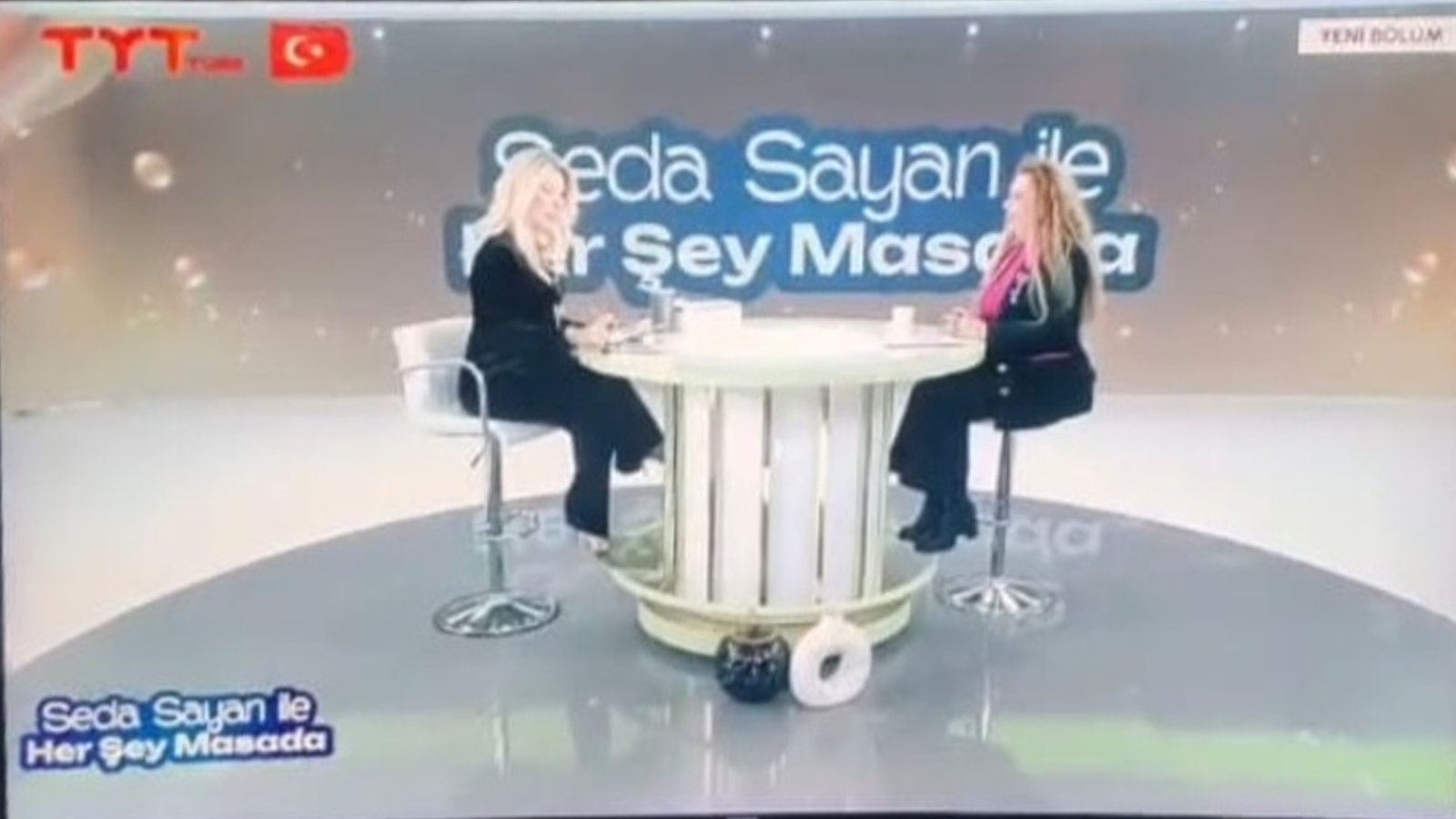 Selhan Özdemir, Seda Sayan’ın Herşey Bu Masada Programında Aldatılma ve Beyin Kanseri Gerçeğini Anlattı (2)