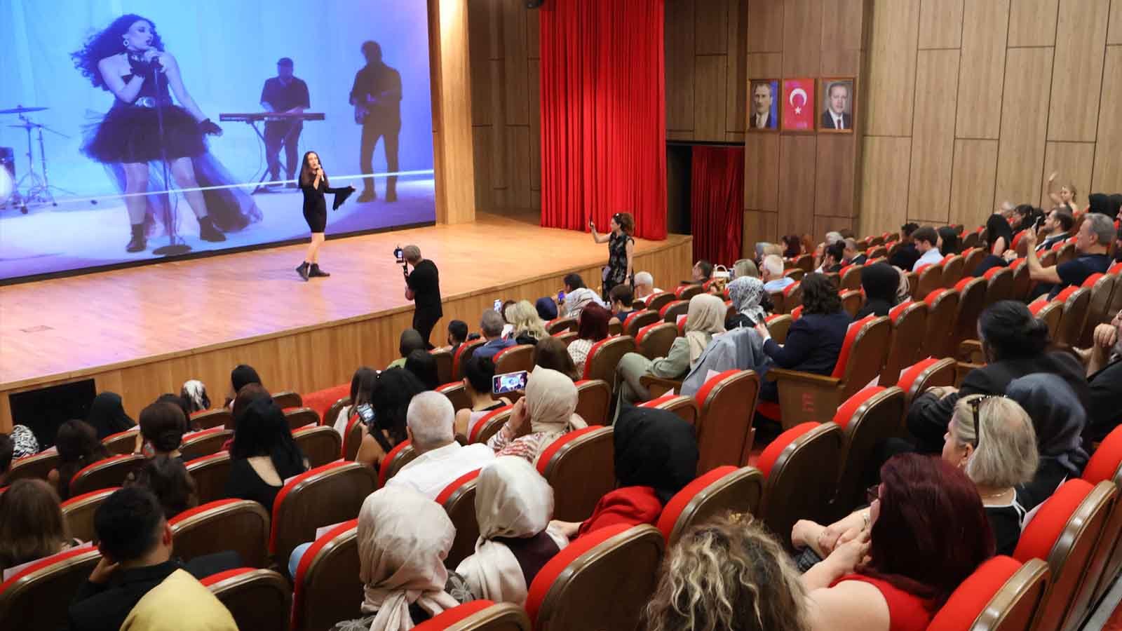 Şehir Ajandası Podcast'i Yılın En İyi Kültür Sanat Podcast'i Ödülü - Gizem Ertürk