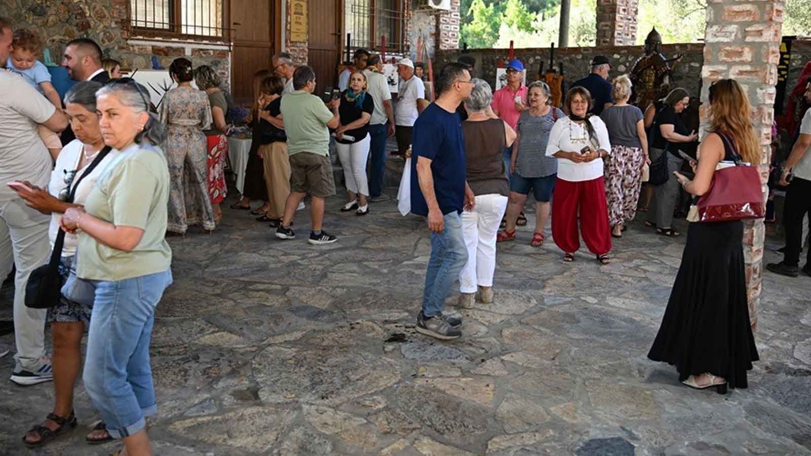 Tahtakuşlar’da 35. Yıl Sanat Buluşması Uluslararası Karma Sergi Açıldı (3)